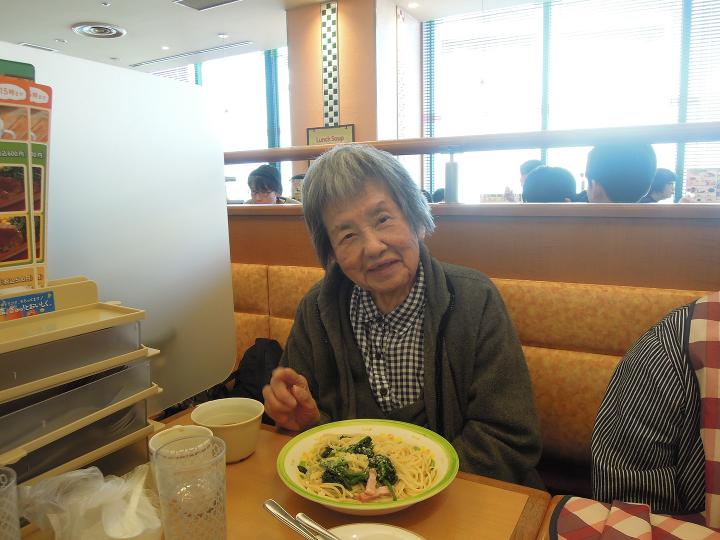 ➀サイゼリヤでランチをしました。デザートとソフトドリンクもついて満腹です。