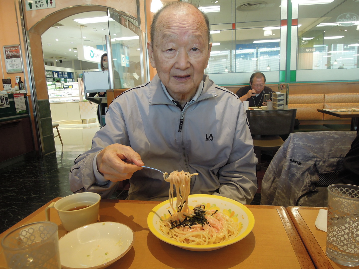 ➀サイゼリヤでランチをしました。デザートとソフトドリンクもついて満腹です。
