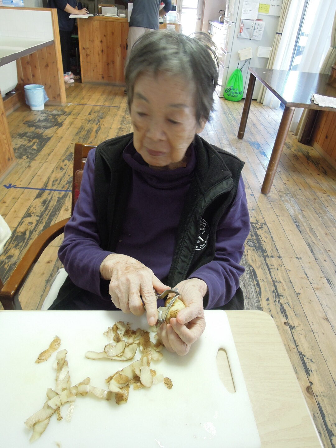 ➂シチューとゆずゼリーを作りました。ゆずはホームの庭で収穫し、今年は豊作でゆず茶やジャムも楽しめました。