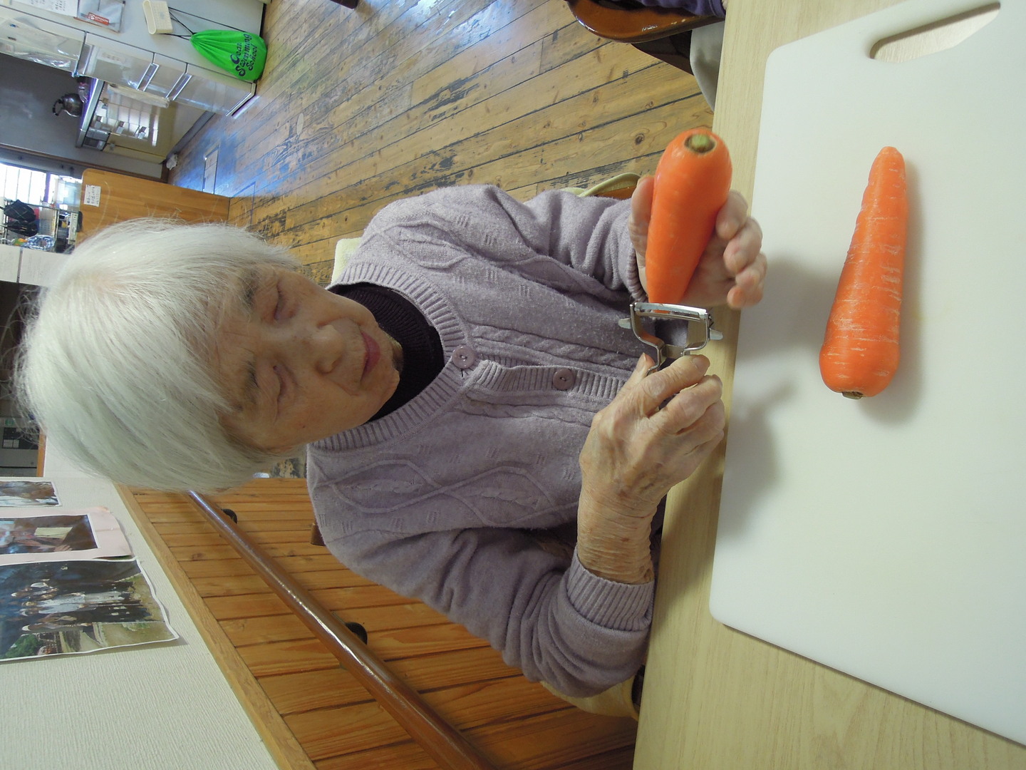 ➂シチューとゆずゼリーを作りました。ゆずはホームの庭で収穫し、今年は豊作でゆず茶やジャムも楽しめました。