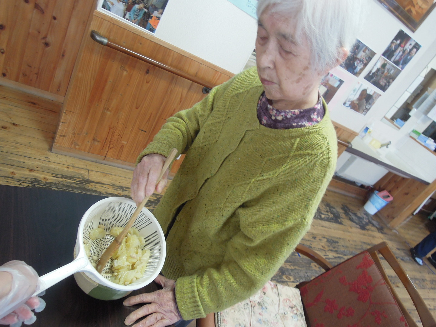 ➂シチューとゆずゼリーを作りました。ゆずはホームの庭で収穫し、今年は豊作でゆず茶やジャムも楽しめました。