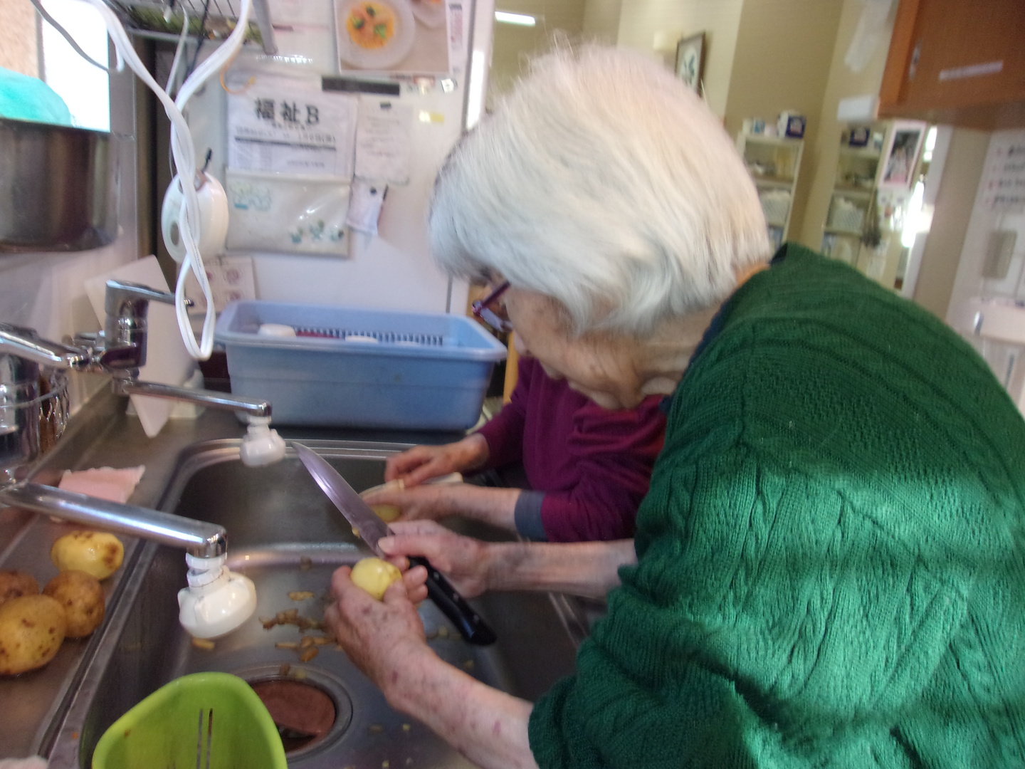 ➂シチューとゆずゼリーを作りました。ゆずはホームの庭で収穫し、今年は豊作でゆず茶やジャムも楽しめました。