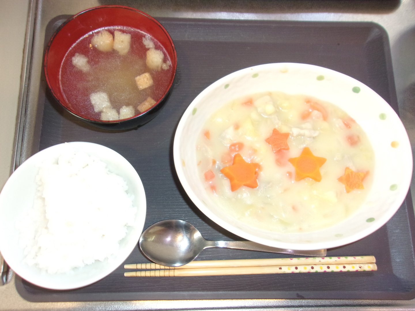 ➂シチューとゆずゼリーを作りました。ゆずはホームの庭で収穫し、今年は豊作でゆず茶やジャムも楽しめました。