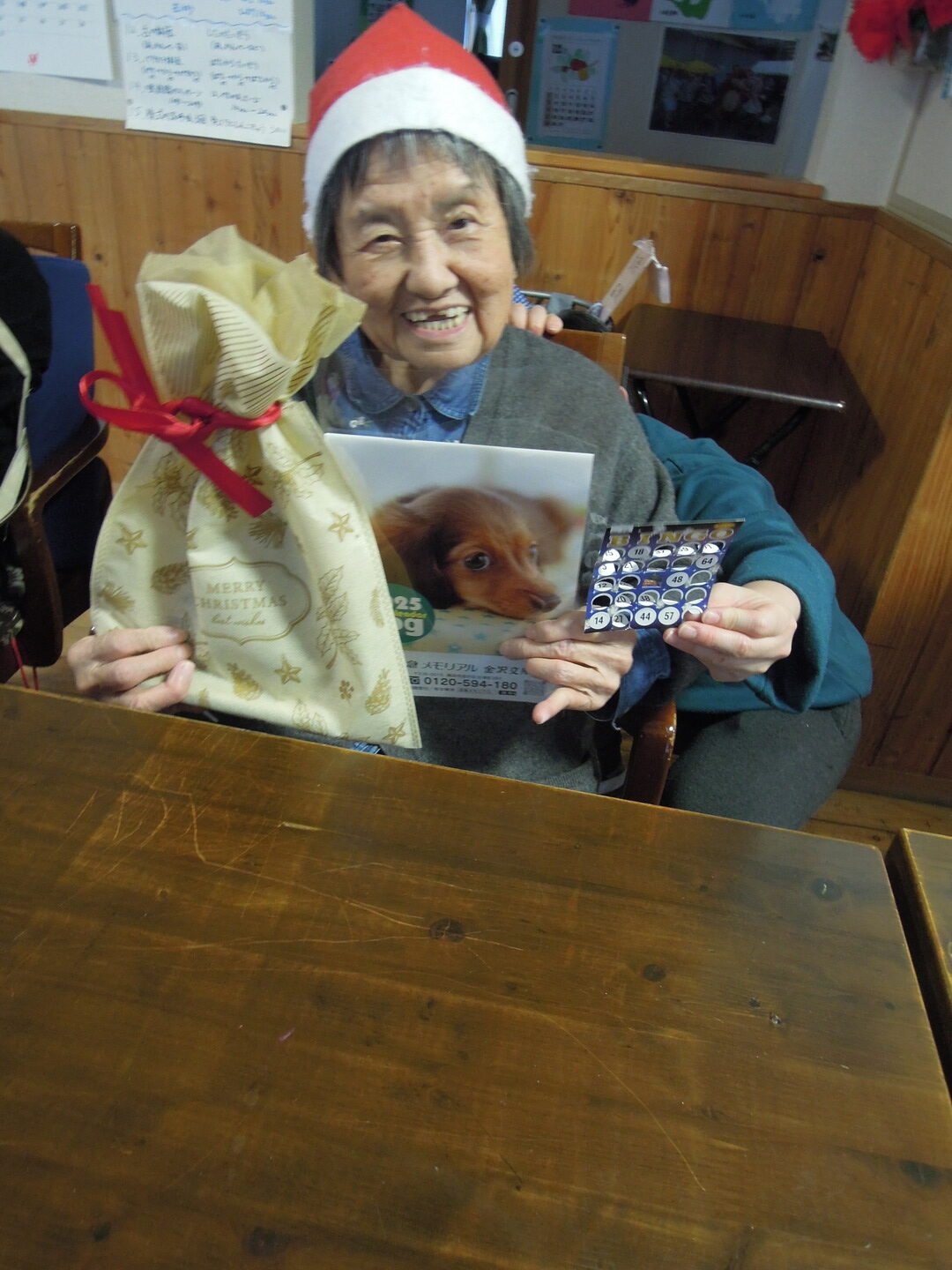 ➃クリスマス会を開催しました。事前に皆さまが選ばれた品をサンタクロースがプレゼントしてくれました。