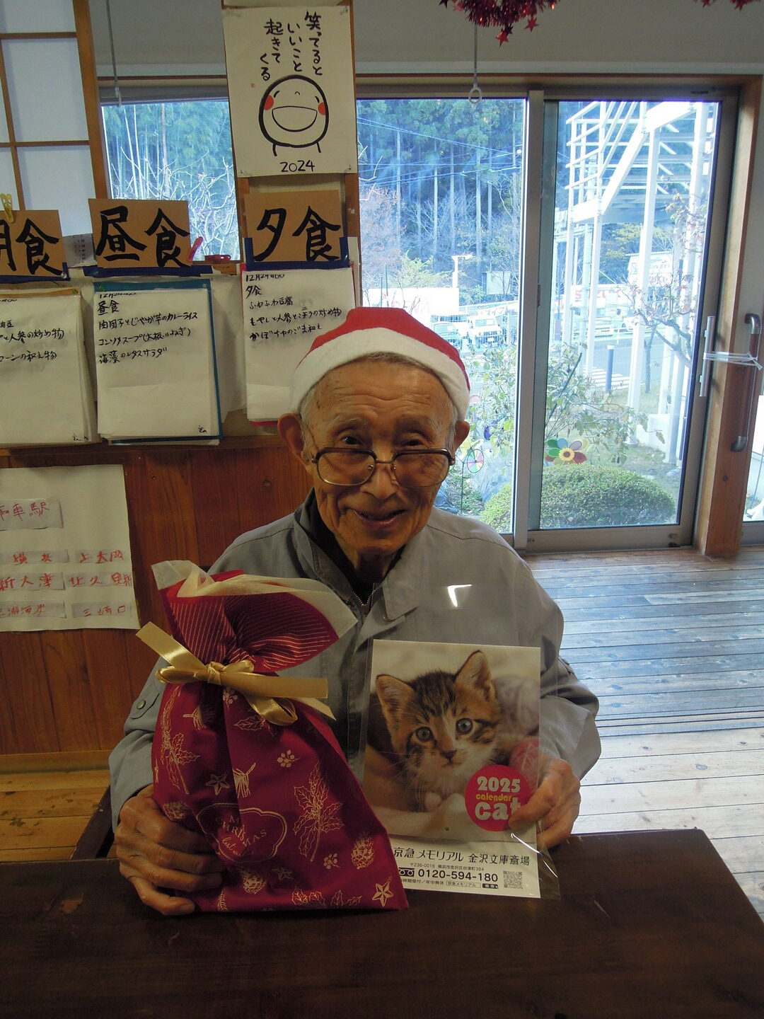 ➃クリスマス会を開催しました。事前に皆さまが選ばれた品をサンタクロースがプレゼントしてくれました。