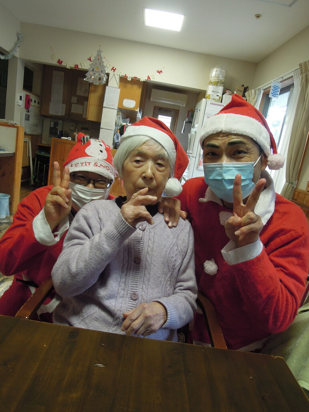 ➃クリスマス会を開催しました。事前に皆さまが選ばれた品をサンタクロースがプレゼントしてくれました。