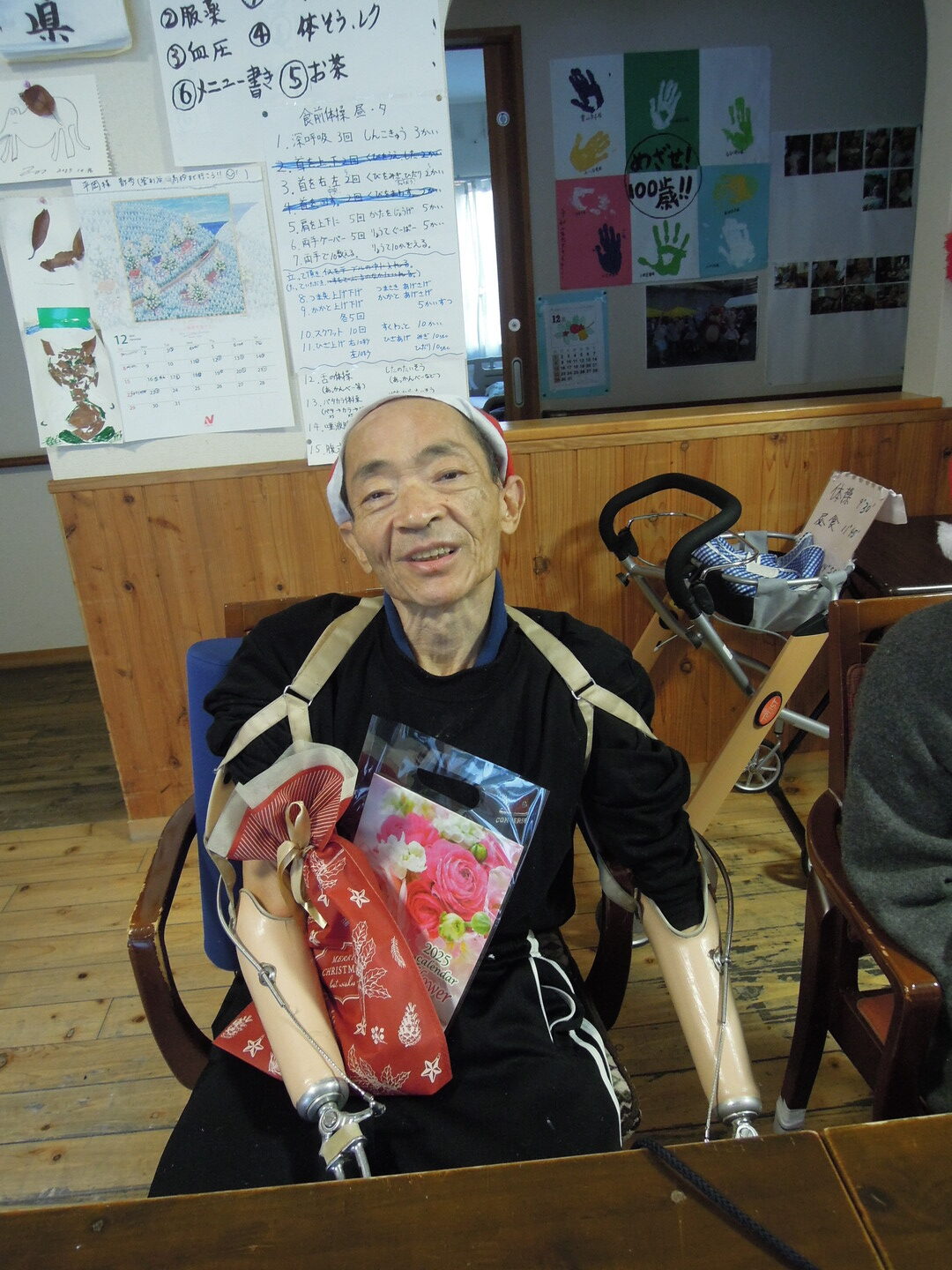 ➃クリスマス会を開催しました。事前に皆さまが選ばれた品をサンタクロースがプレゼントしてくれました。