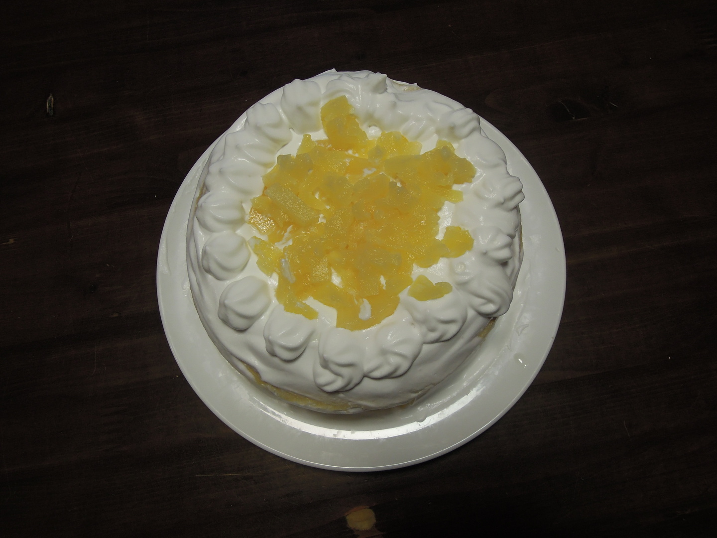 ➃クリスマス会を開催しました。事前に皆さまが選ばれた品をサンタクロースがプレゼントしてくれました。