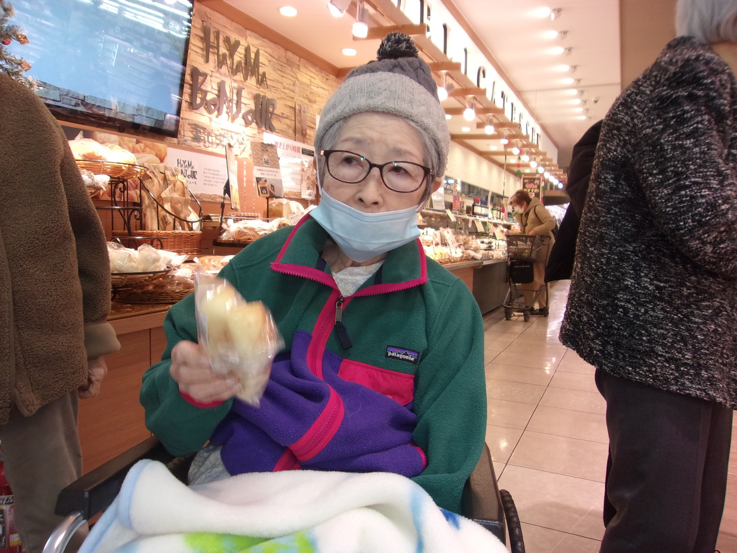 ➄スーパーにランチを買いにいきました。ほとんどの方がお寿司を手に取る中、パン好きな方はお惣菜パンなどを選ばれていました。