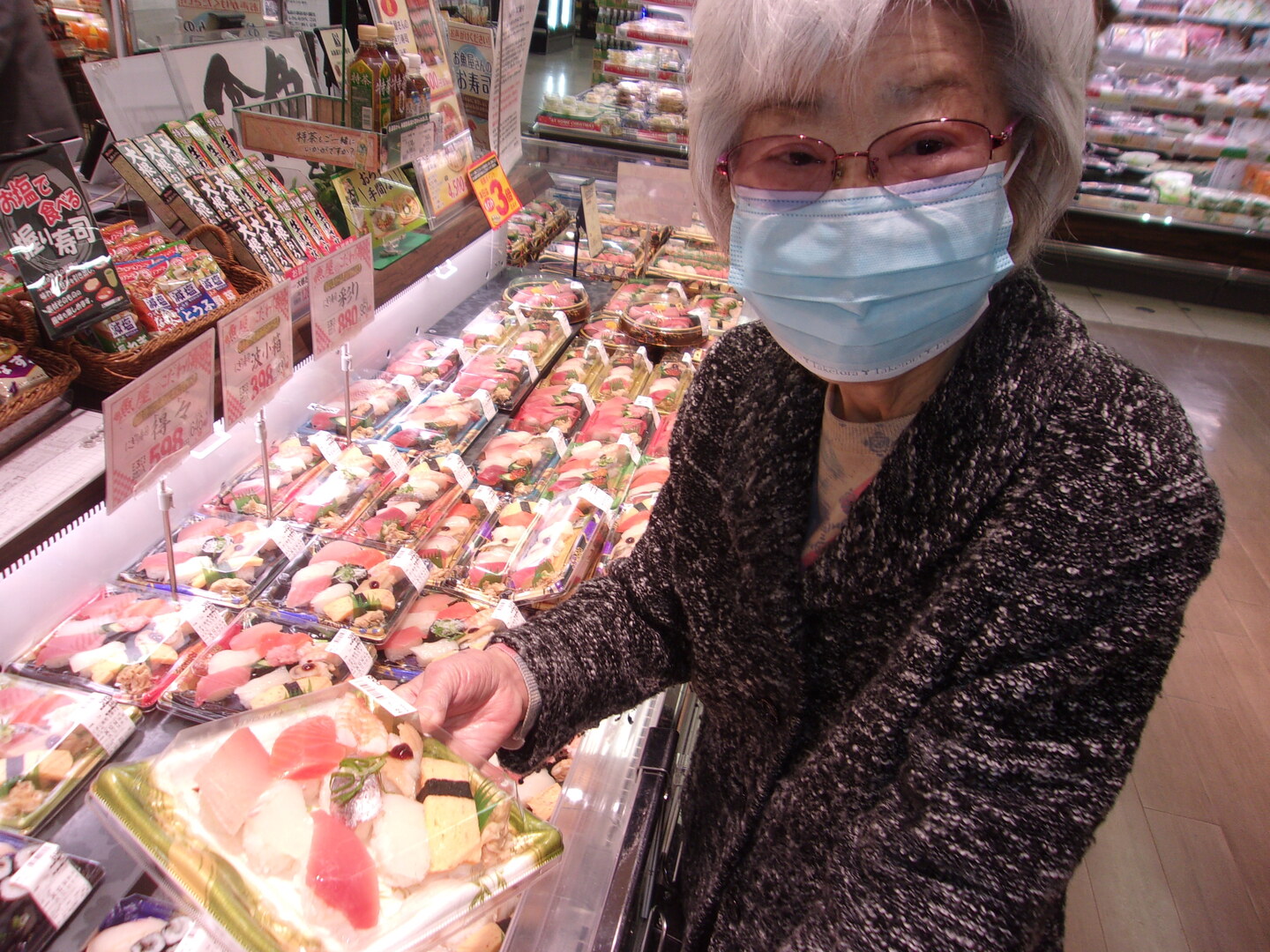 ➄スーパーにランチを買いにいきました。ほとんどの方がお寿司を手に取る中、パン好きな方はお惣菜パンなどを選ばれていました。