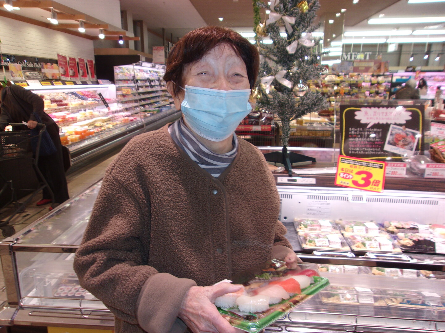 ➄スーパーにランチを買いにいきました。ほとんどの方がお寿司を手に取る中、パン好きな方はお惣菜パンなどを選ばれていました。