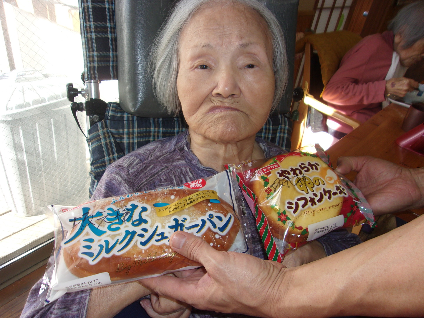 ➄スーパーにランチを買いにいきました。ほとんどの方がお寿司を手に取る中、パン好きな方はお惣菜パンなどを選ばれていました。