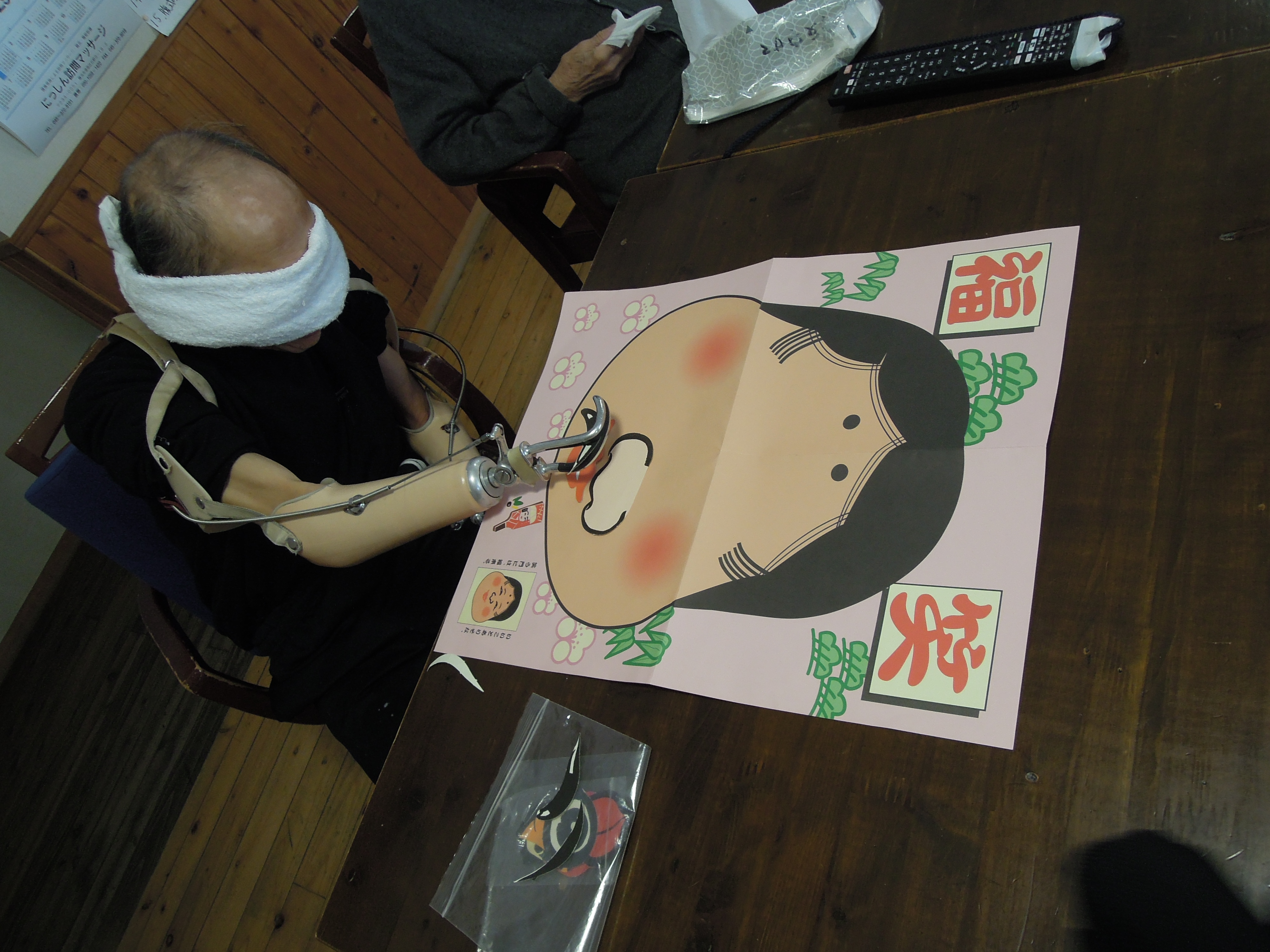 ➁お正月遊びをしながら楽しく過ごしました…書初め・福笑い・すごろく