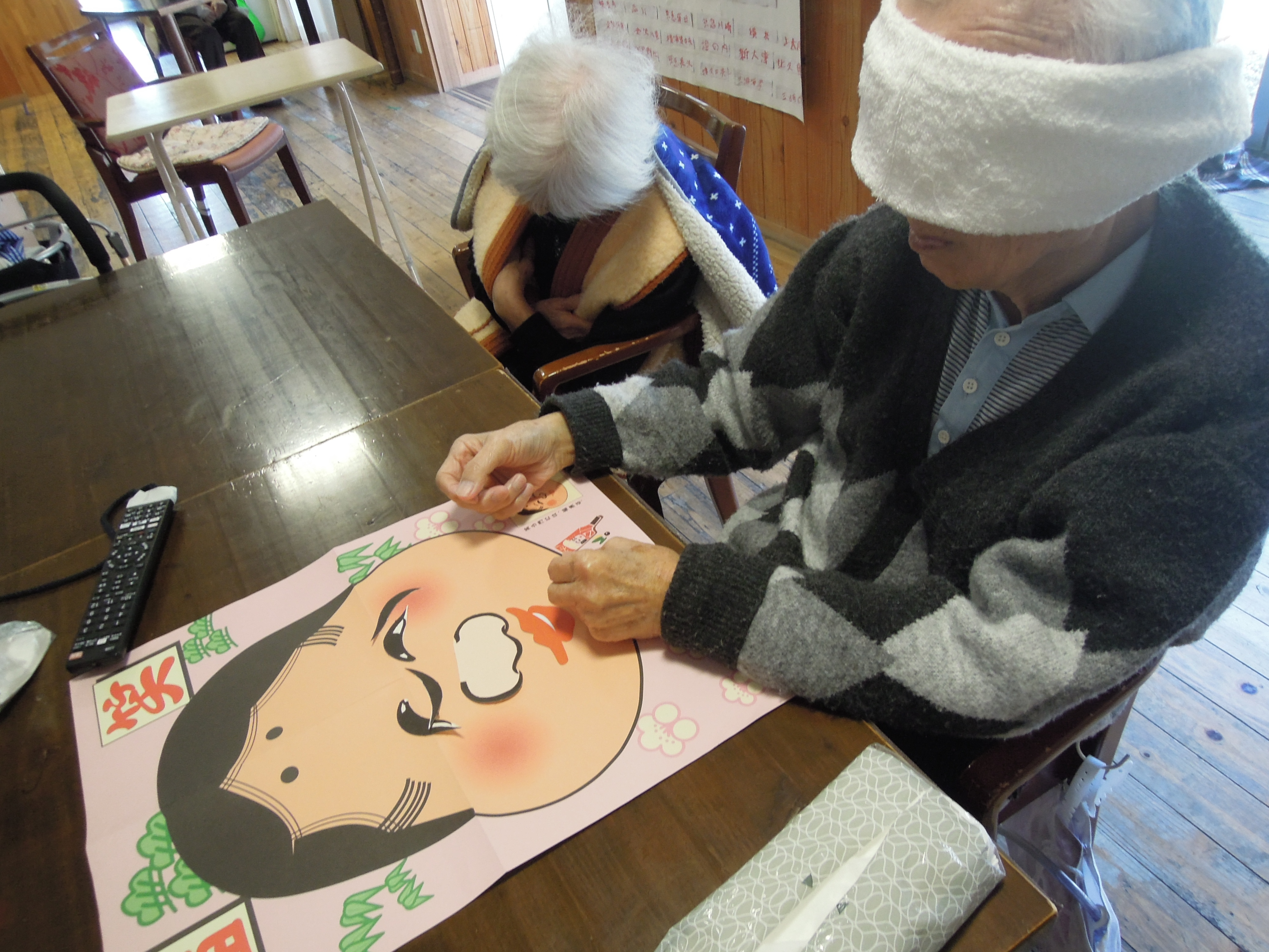 ➁お正月遊びをしながら楽しく過ごしました…書初め・福笑い・すごろく