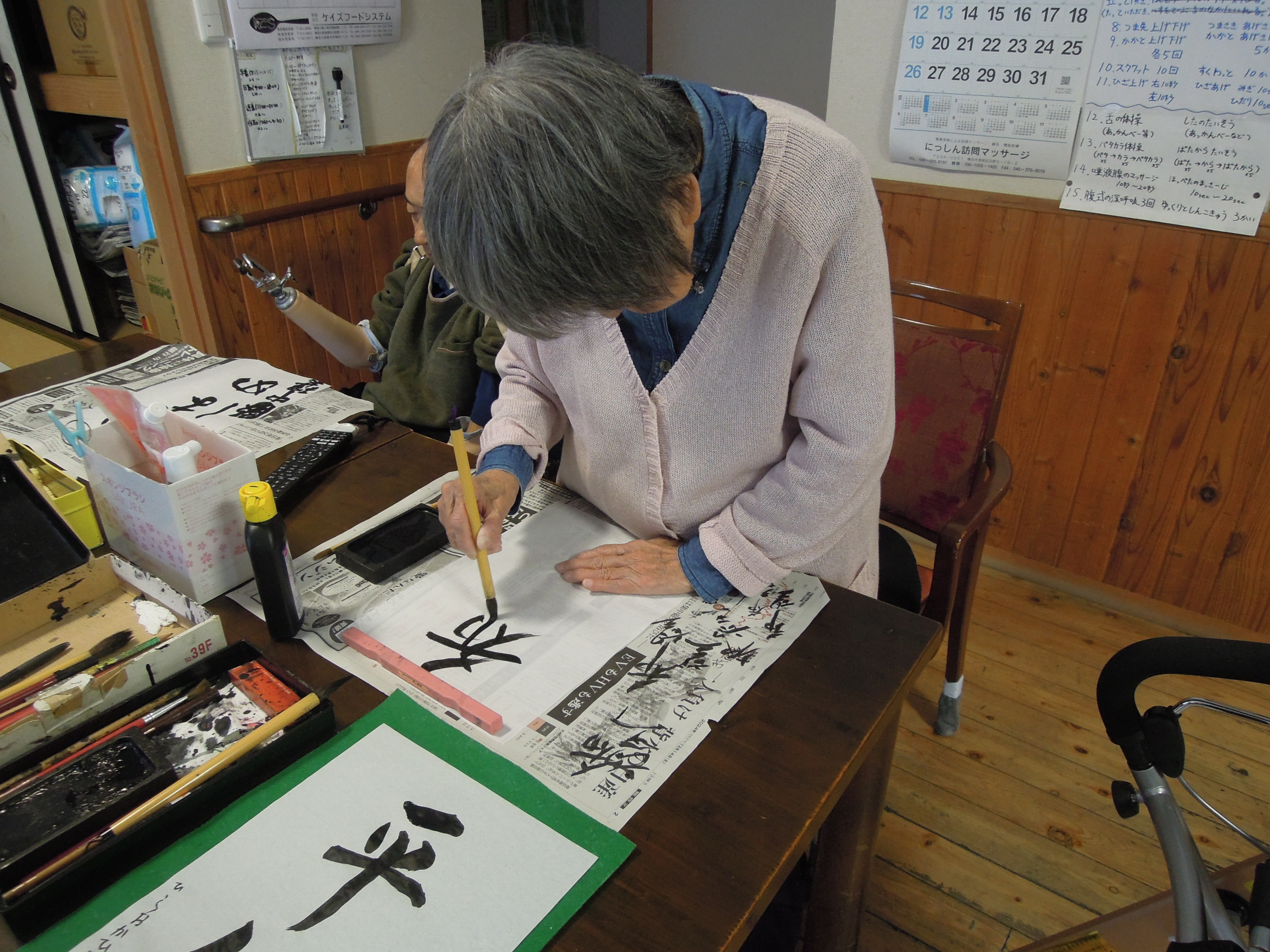 ➁お正月遊びをしながら楽しく過ごしました…書初め・福笑い・すごろく