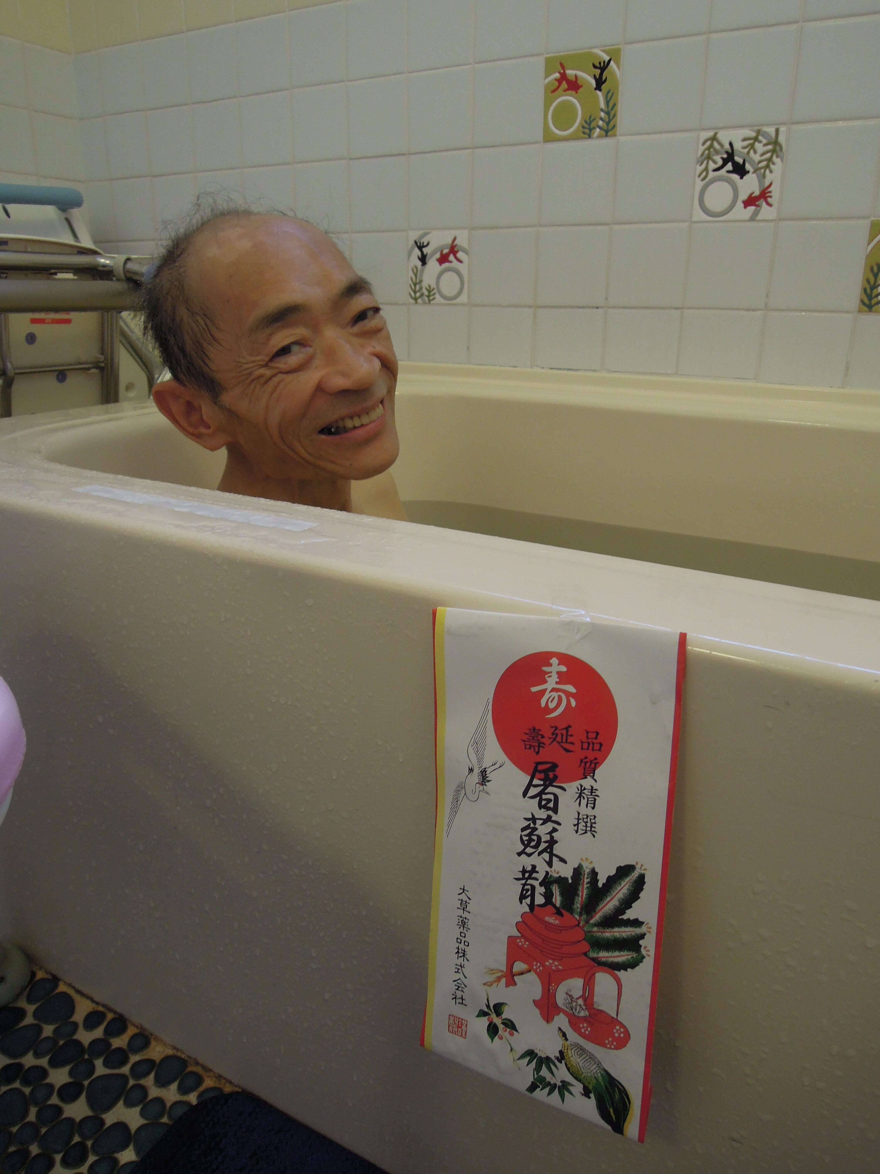 ➂龍華寺に初詣に行きました…みなさん、お賽銭入れて真剣にお祈りしています。