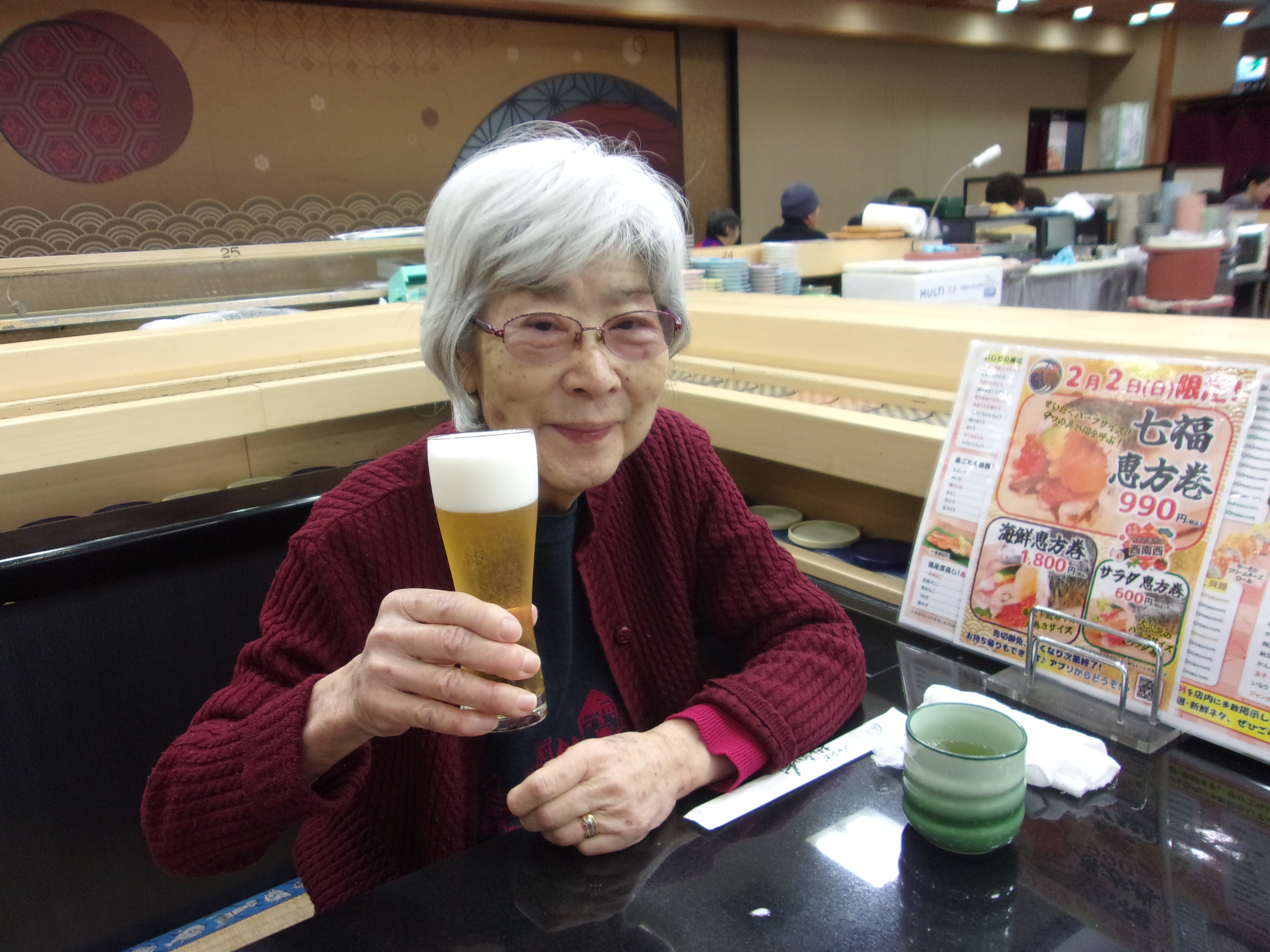 ➅おしどり寿司にいきました…ビールもお寿司も美味しそうに召しあがっておられました。