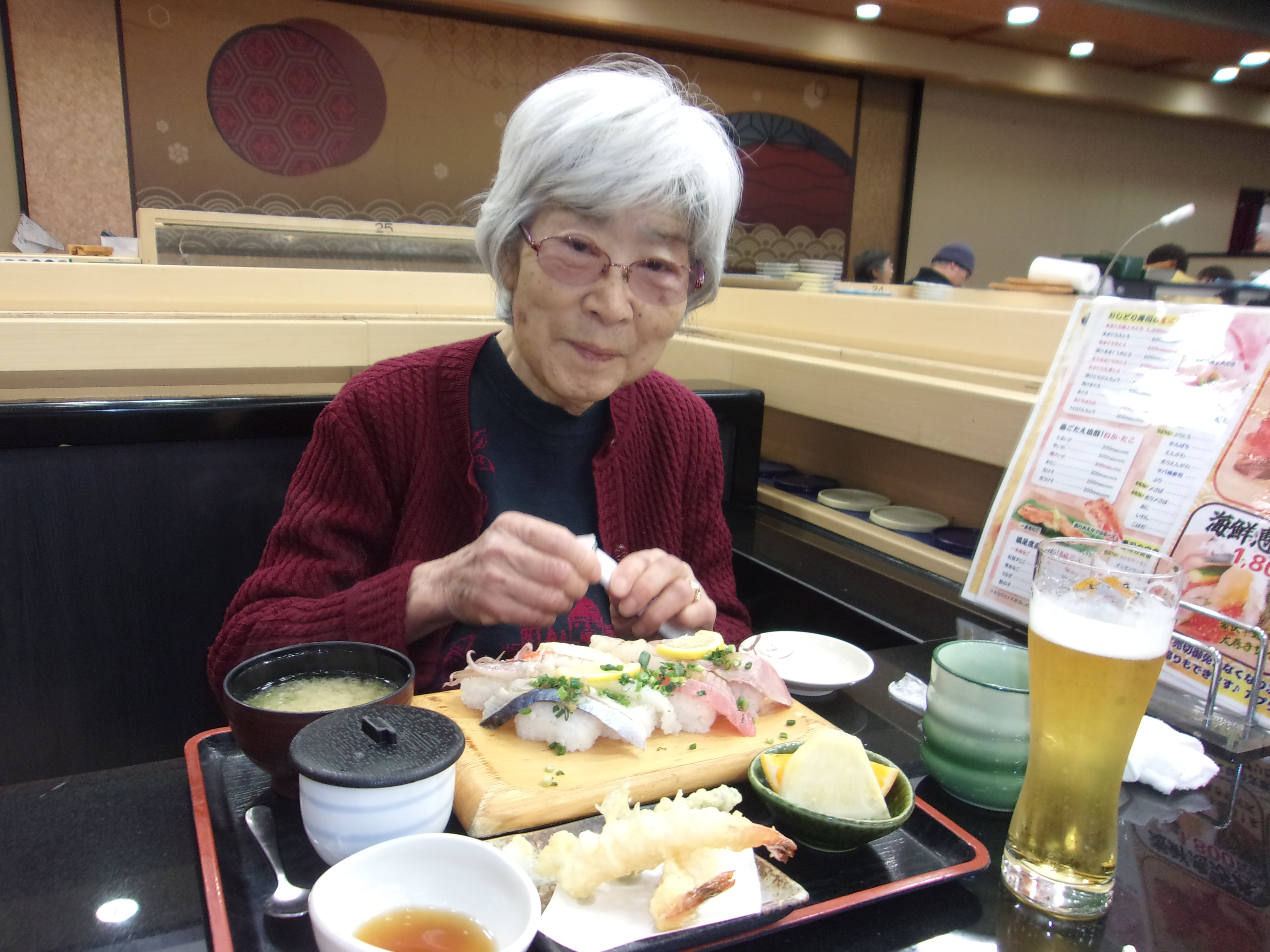 ➅おしどり寿司にいきました…ビールもお寿司も美味しそうに召しあがっておられました。