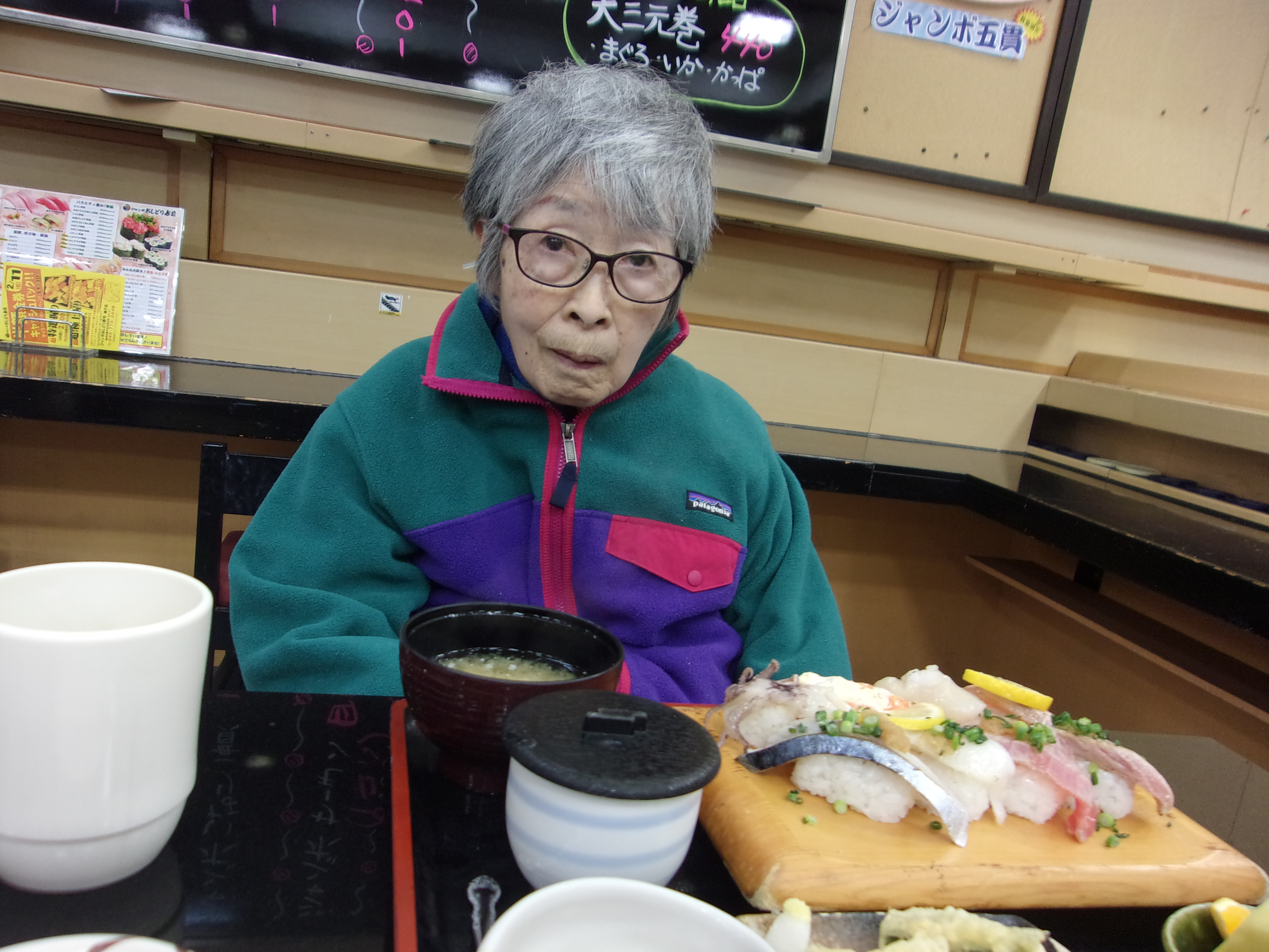 ➅おしどり寿司にいきました…ビールもお寿司も美味しそうに召しあがっておられました。