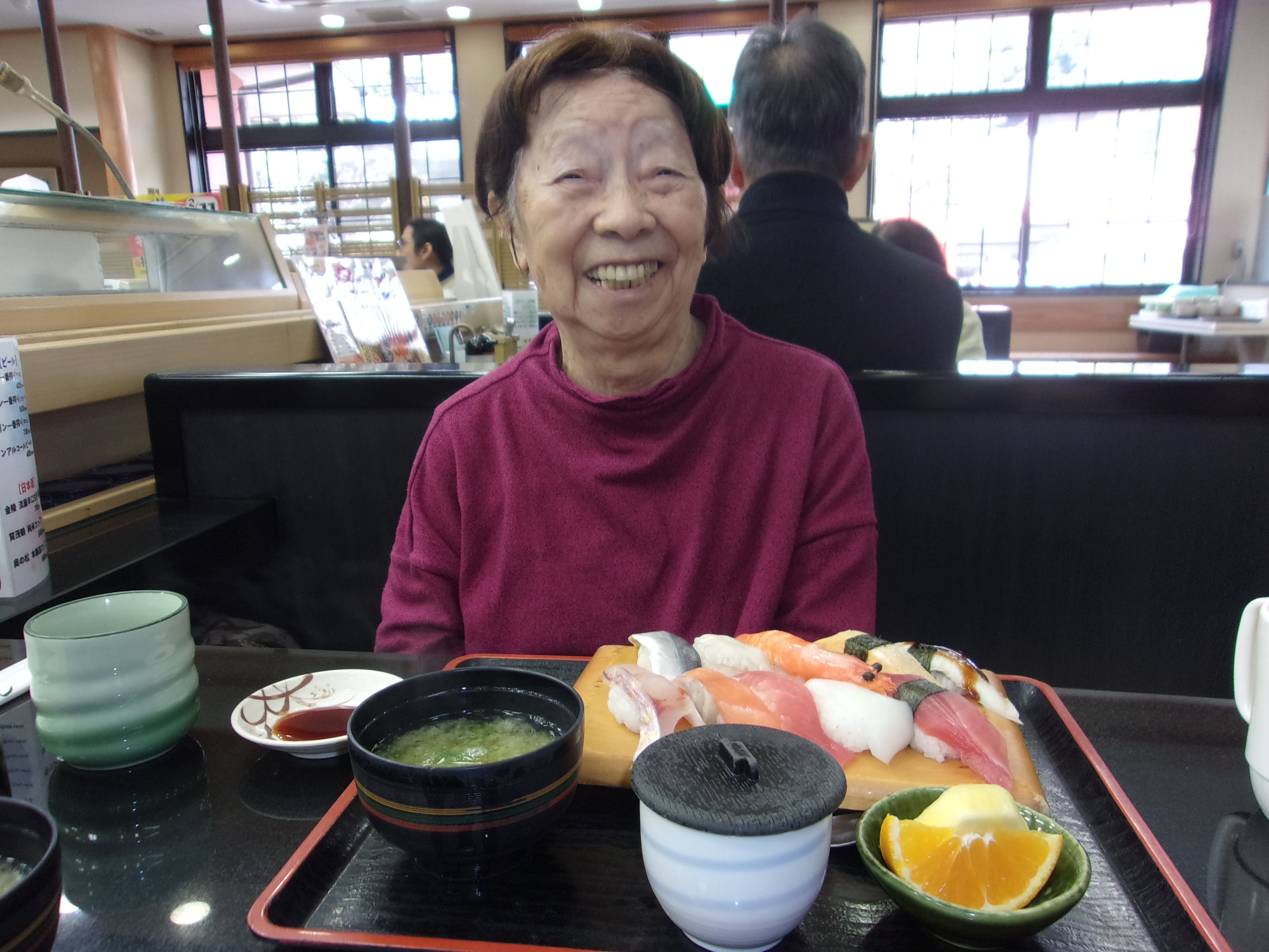 ➅おしどり寿司にいきました…ビールもお寿司も美味しそうに召しあがっておられました。