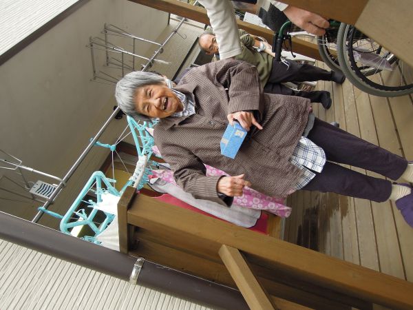 ①「鬼は外　福は内」豆まきして、赤鬼を退治しました。