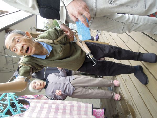 ①「鬼は外　福は内」豆まきして、赤鬼を退治しました。