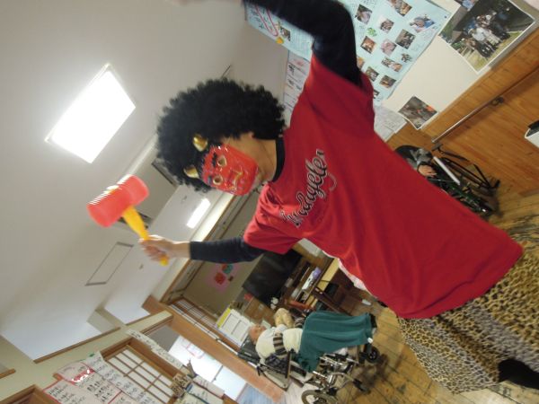 ①「鬼は外　福は内」豆まきして、赤鬼を退治しました。