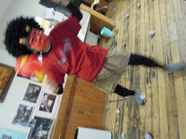 ①「鬼は外　福は内」豆まきして、赤鬼を退治しました。