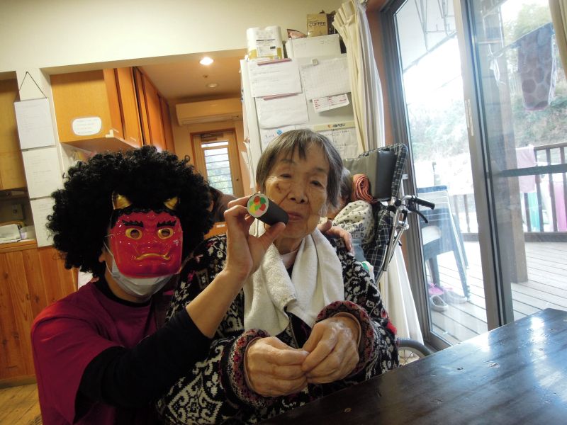 ①「鬼は外　福は内」豆まきして、赤鬼を退治しました。