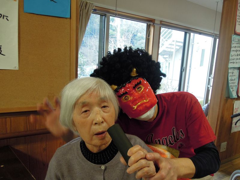 ①「鬼は外　福は内」豆まきして、赤鬼を退治しました。