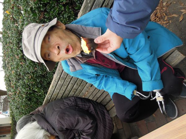 ③地域の交流に参加しました…能見台6丁目の「焼き芋大会」に参加し、ウインナーやマシュマロを焼いていただきました。もちろん焼き芋も美味しかったです。