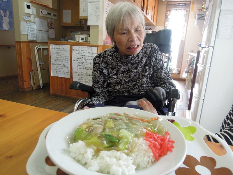 ④中華の出前とおしどり寿司にいきました…みなさん美味しそうに召しあがっておられました。