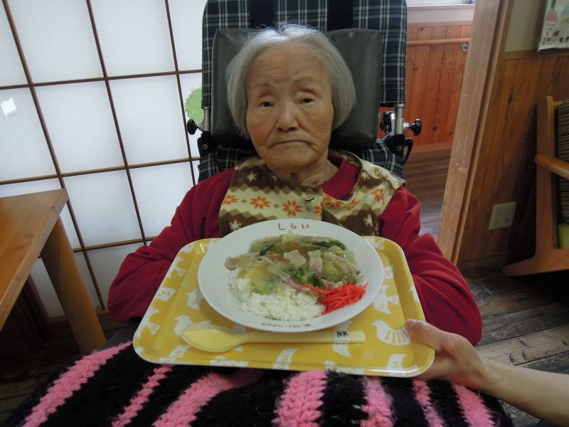 ④中華の出前とおしどり寿司にいきました…みなさん美味しそうに召しあがっておられました。