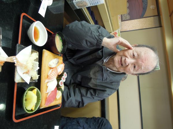 ④中華の出前とおしどり寿司にいきました…みなさん美味しそうに召しあがっておられました。