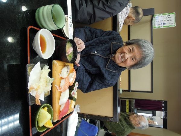 ④中華の出前とおしどり寿司にいきました…みなさん美味しそうに召しあがっておられました。