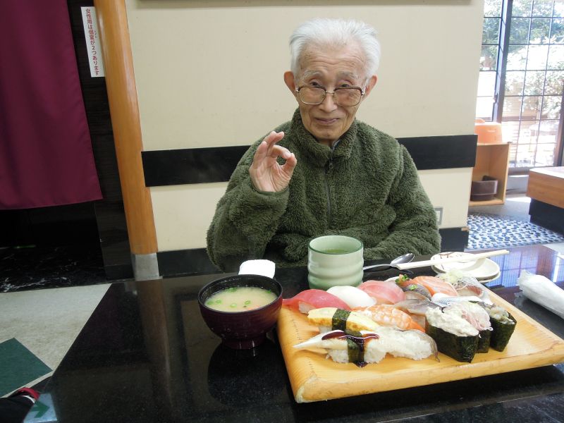 ④中華の出前とおしどり寿司にいきました…みなさん美味しそうに召しあがっておられました。