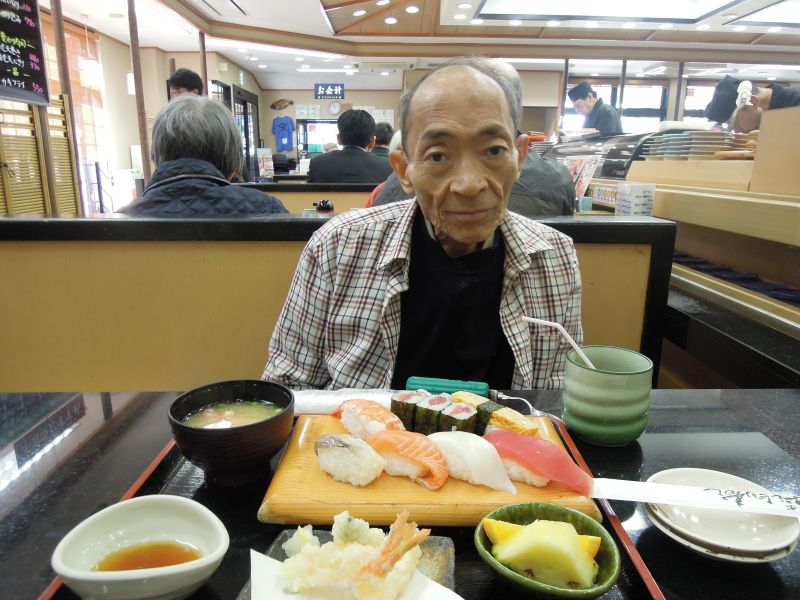 ④中華の出前とおしどり寿司にいきました…みなさん美味しそうに召しあがっておられました。