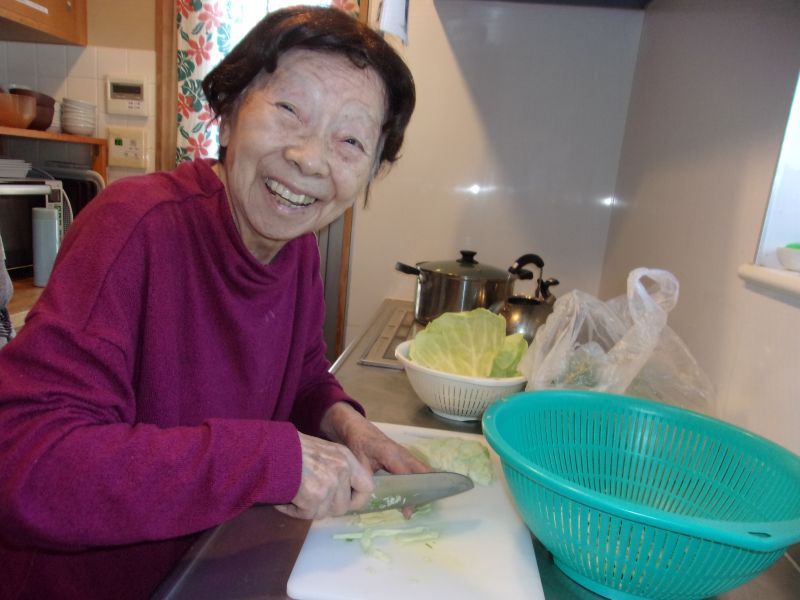 ⑤お好み焼き・たこ焼きパーティーでした…和気あいあいと作られていました。