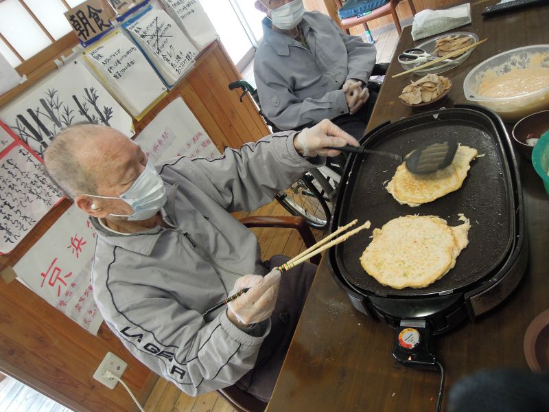 ⑤お好み焼き・たこ焼きパーティーでした…和気あいあいと作られていました。