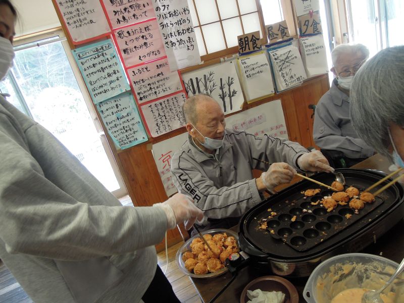 ⑤お好み焼き・たこ焼きパーティーでした…和気あいあいと作られていました。