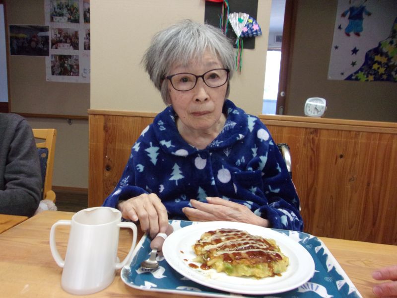 ⑤お好み焼き・たこ焼きパーティーでした…和気あいあいと作られていました。